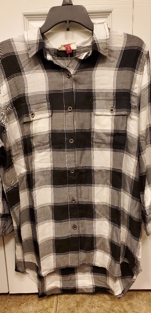 Juniors new sz medium plaid top